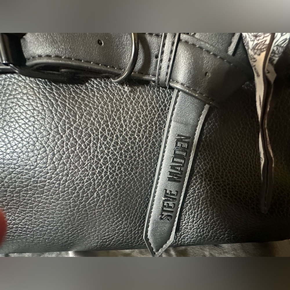 Like New Steve Madden Black Pebbled Bag w/Belt, Scarf, Gold Chain, Blk Hardware - Picture 4 of 9